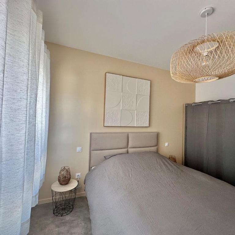 LOIC - Appart bohème tout confort avec Terrasse et Parking à deux pas de la Plage - Two-Bedroom Apartment with Terrace - 15