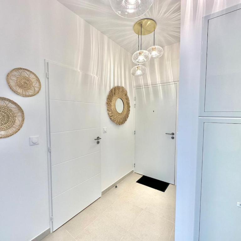 LOIC - Appart bohème tout confort avec Terrasse et Parking à deux pas de la Plage - Two-Bedroom Apartment with Terrace - 21