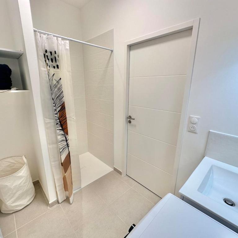 LOIC - Appart bohème tout confort avec Terrasse et Parking à deux pas de la Plage - Two-Bedroom Apartment with Terrace - 19
