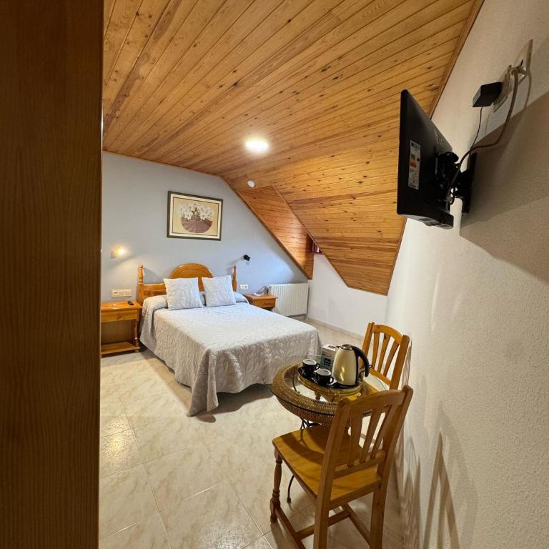 Hostal Marboré - Atic Double Room - 3