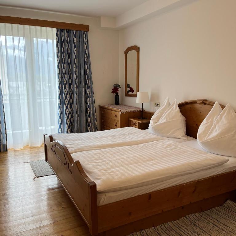 Pension Buchner - Doppelzimmer mit Dusche und Balkon und Gemeinschafts-WC - 2