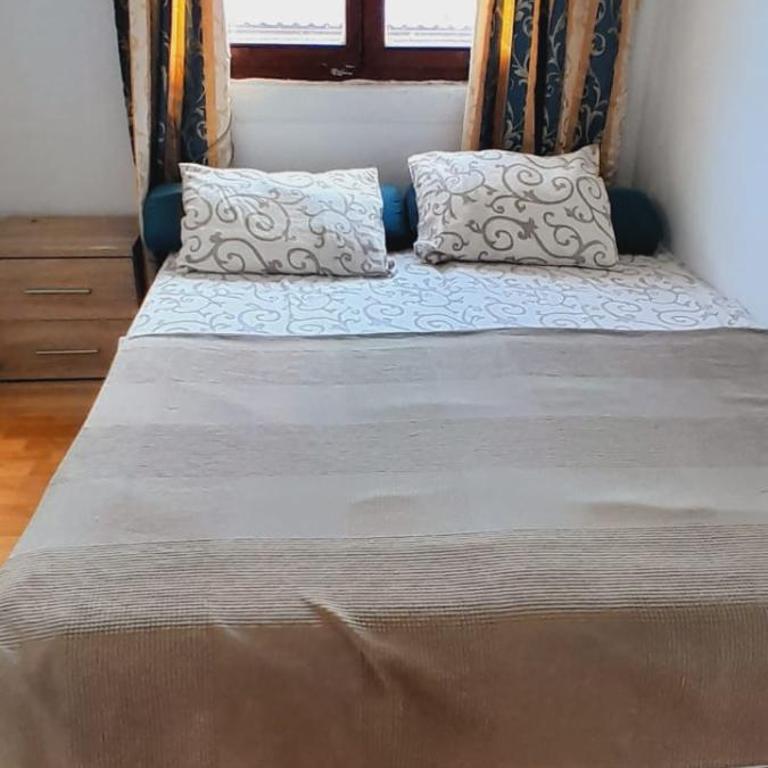 Airport Nikki Apartments - Double Room with Shared Bathroom - 1