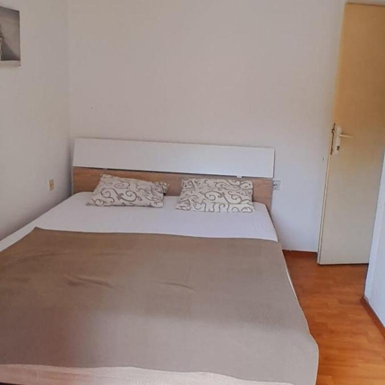 Airport Nikki Apartments - Double Room with Shared Bathroom - 2