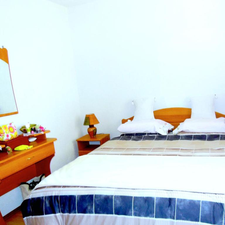 Guesthouse Relax and Fly Sarajevo - Dvokrevetna Soba sa Bračnim Krevetom i Zajedničkim Kupatilom - 1