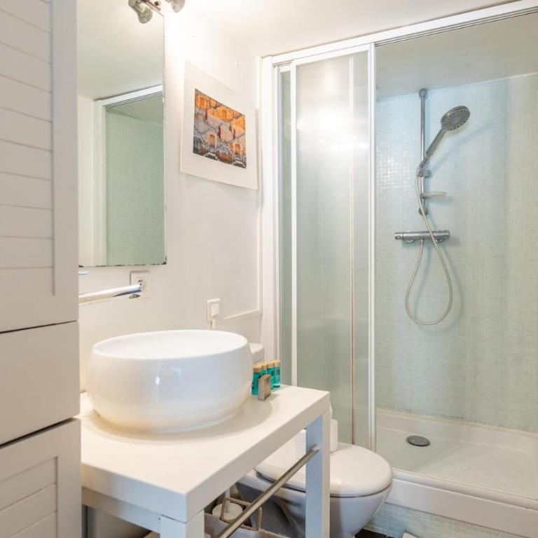 Bright and Chic Duplex with AC, Heart of Paris 9th - Duplex Apartment - 12
