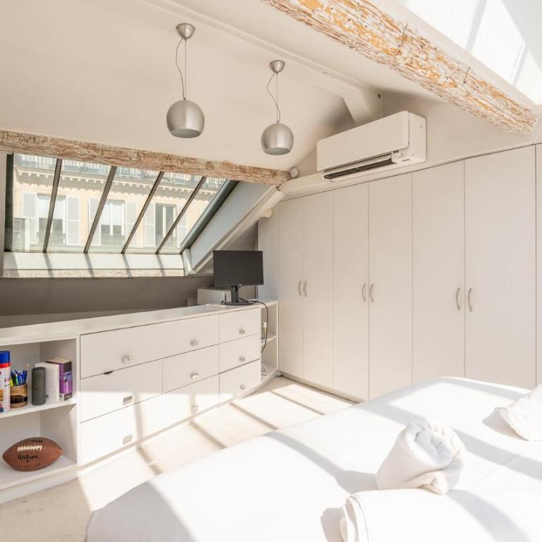 Bright and Chic Duplex with AC, Heart of Paris 9th - Duplex Apartment - 13