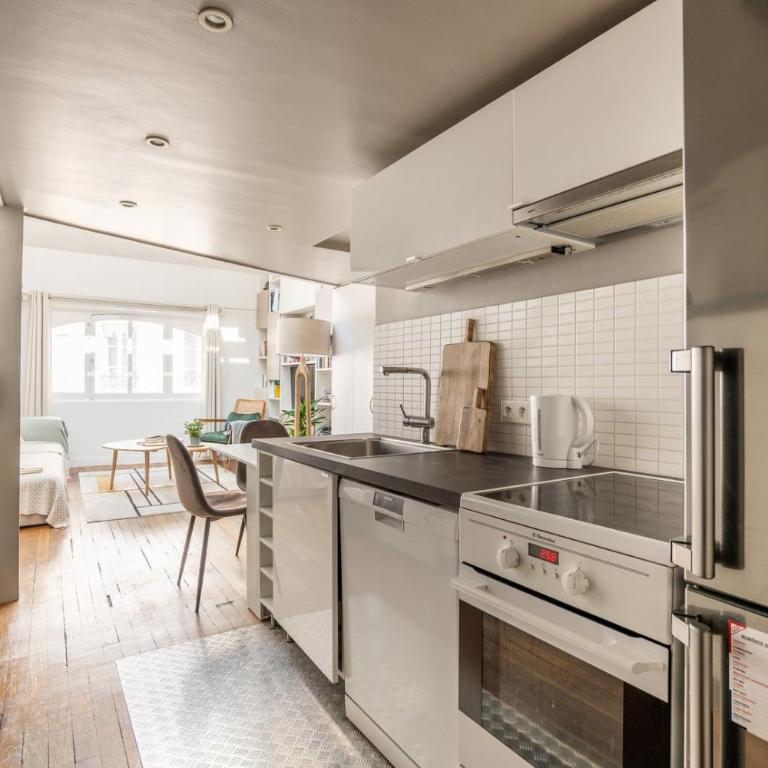 Bright and Chic Duplex with AC, Heart of Paris 9th - Duplex Apartment - 9