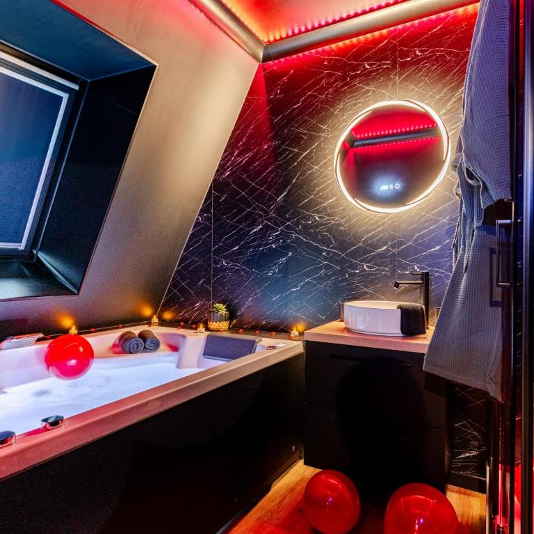 Suite romantique près de la plage avec Jacuzzi - DARK ROOM - Apartment mit 1 Schlafzimmer - 2