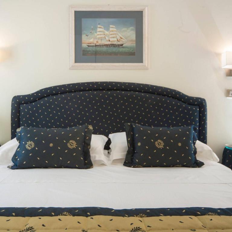 Hotel Mon Cheri - Classic Double or Twin Room with Lateral Sea View - 2