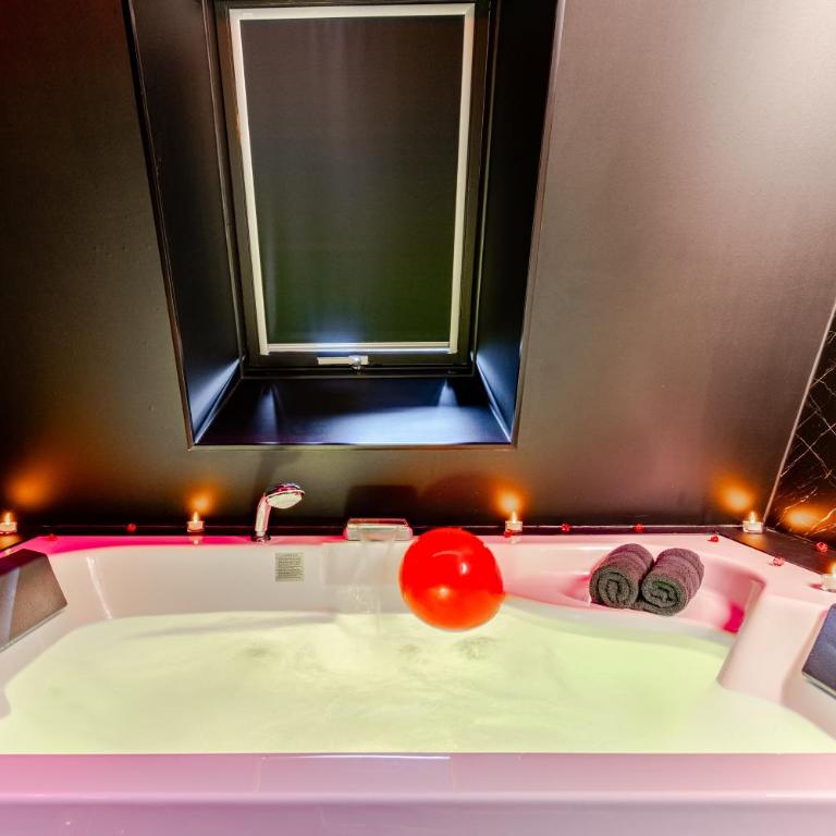 Suite romantique près de la plage avec Jacuzzi - DARK ROOM - Apartment mit 1 Schlafzimmer - 4