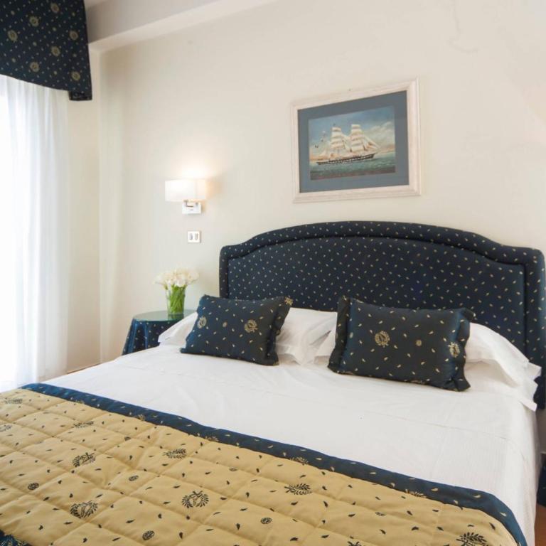 Hotel Mon Cheri - Classic Double or Twin Room with Lateral Sea View - 4