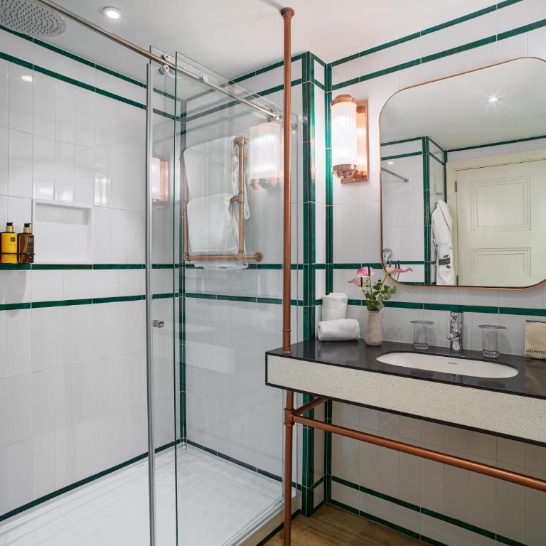 H10 Cubik 4* Sup - Classic Double or Twin Room with City View - 8