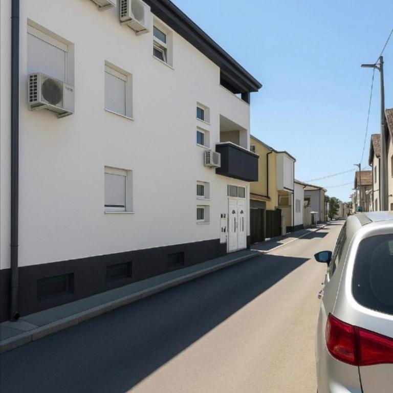 ZARA apartment- Near the Old town ,Cool and shaded ,3 ACs , Free Parking & Peaceful - Two-Bedroom Apartment - 36