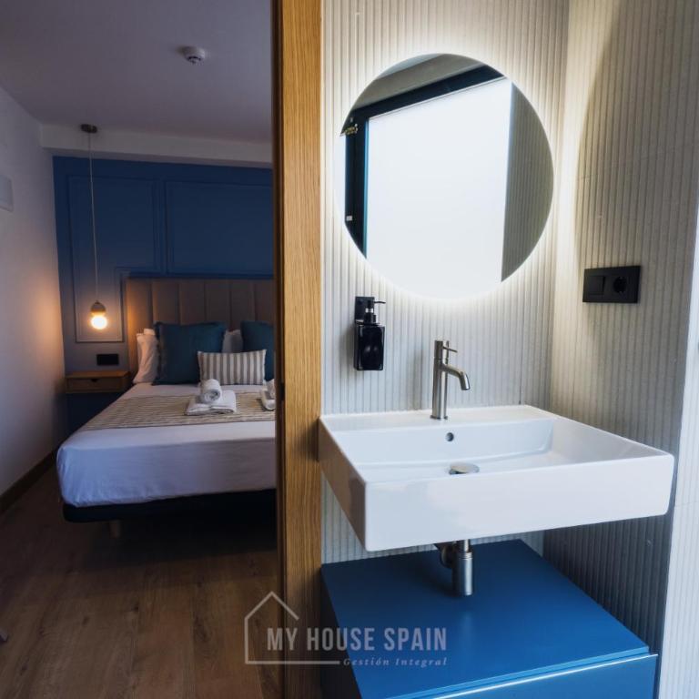 Hotel Central by MyHouseSpain - Habitación Doble - 5