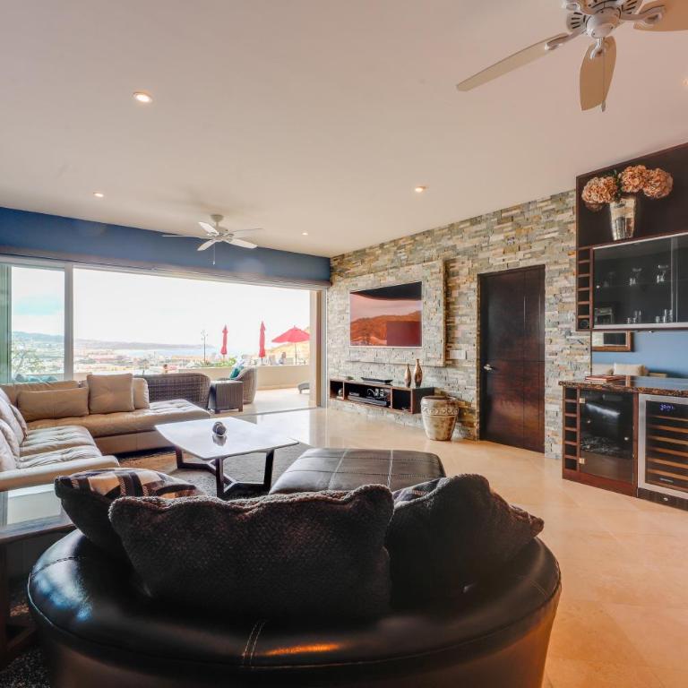 Luxe Mtn Top Retreat w/ Pool Access & Sea View! - Apartamento - 2