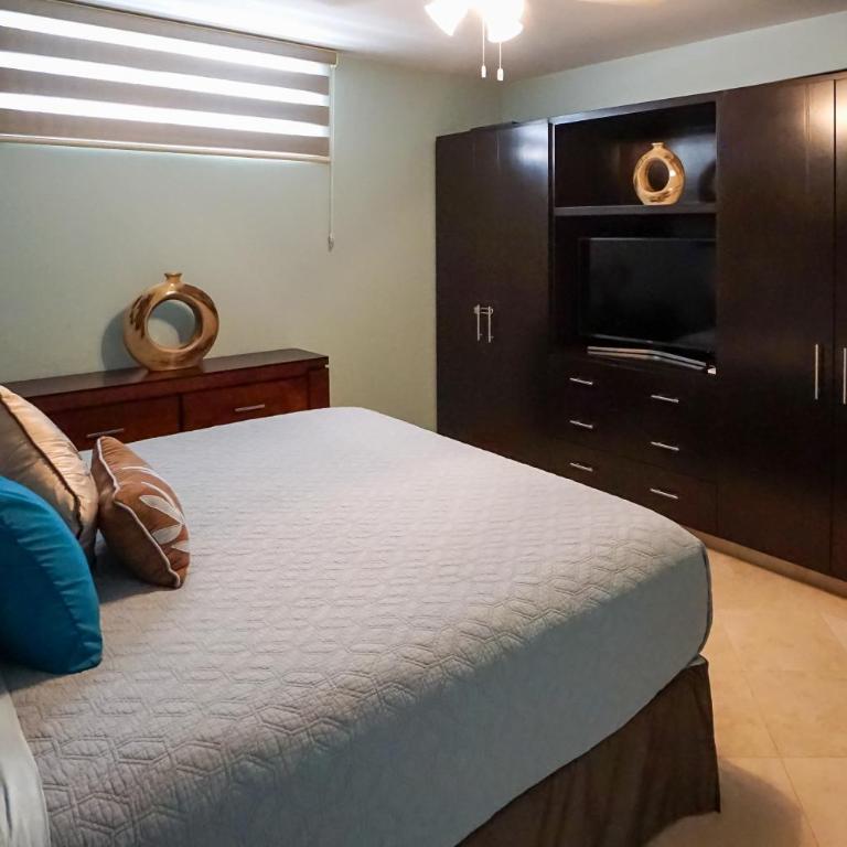 Luxe Mtn Top Retreat w/ Pool Access & Sea View! - Apartamento - 12