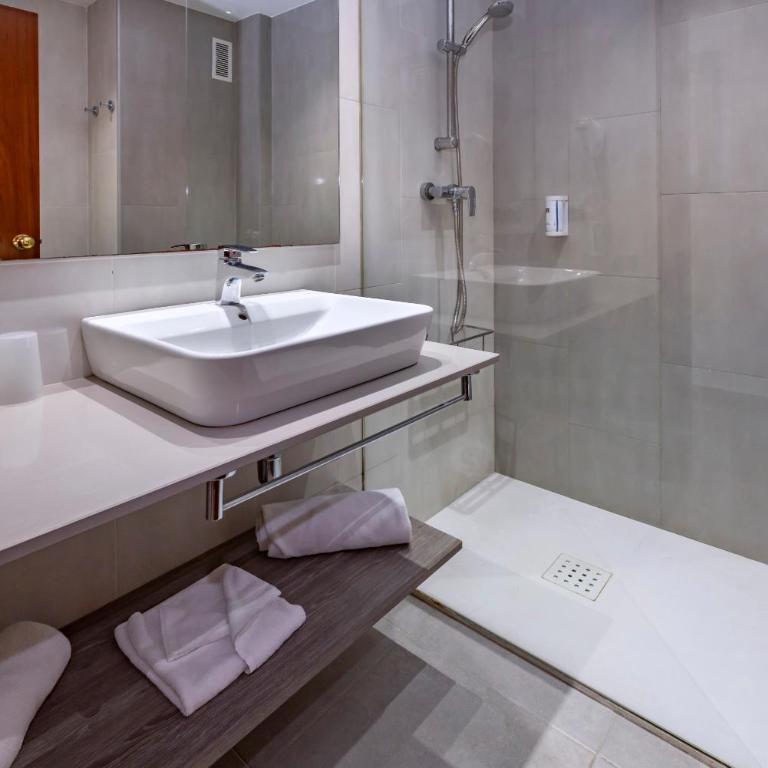 4R Salou Park Resort I - Habitación Doble Estándar sin balcón (2 adultos) - 4