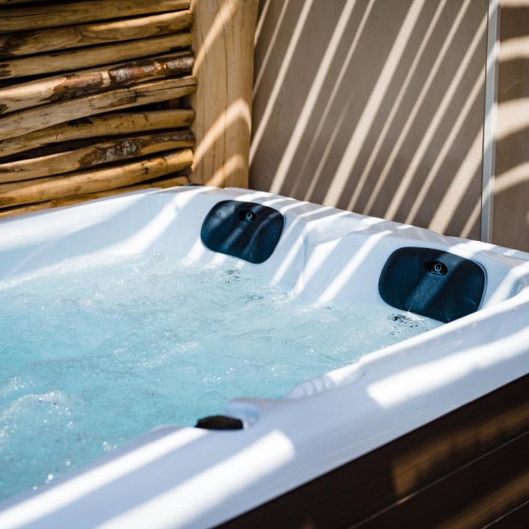 Le Hameau Des Pesquiers Ecolodge & Spa, Curio Collection By Hilton - Chambre Lit King-Size Pesquiers Village avec Bain à Remous - 5