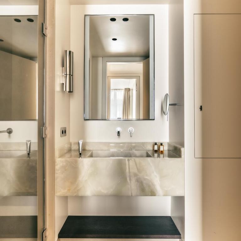 Mondovi Luxury Suites - Large Suite – 2 Bedrooms - 4