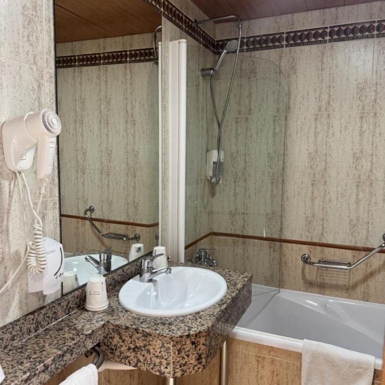 Santa Monica Playa - Habitación Doble con cama supletoria (2 adultos + 1 niño) - 4