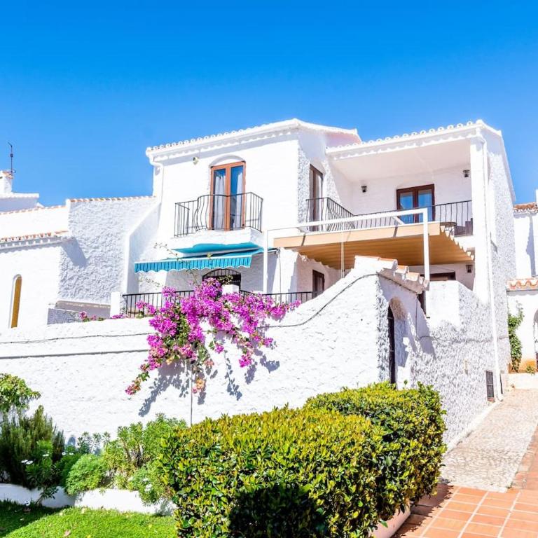 Villa Las violetas with 2 communal pools - Casa - 1
