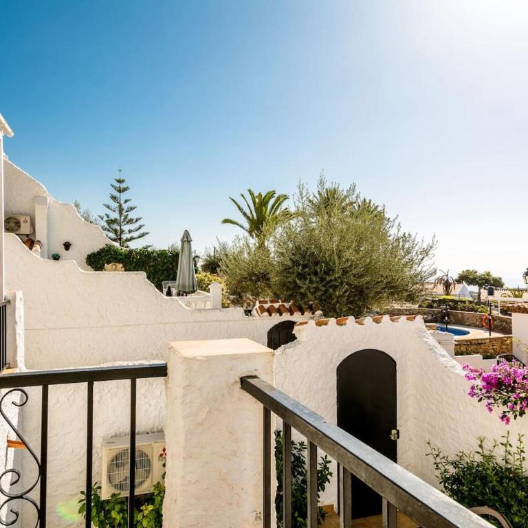 Villa Las violetas with 2 communal pools - Casa - 4