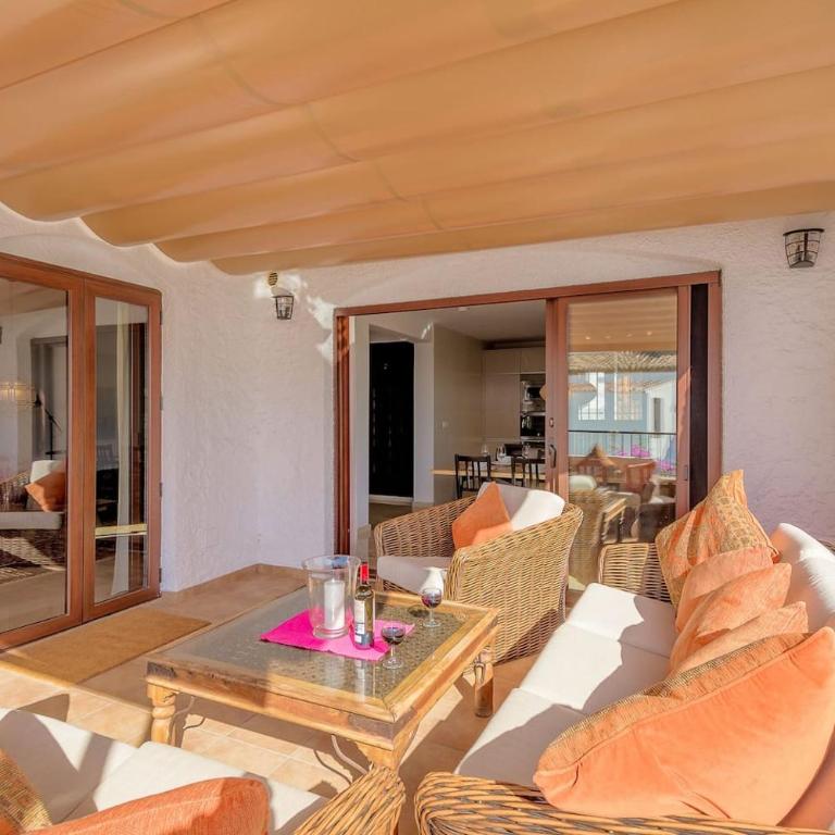 Villa Las violetas with 2 communal pools - Casa - 9