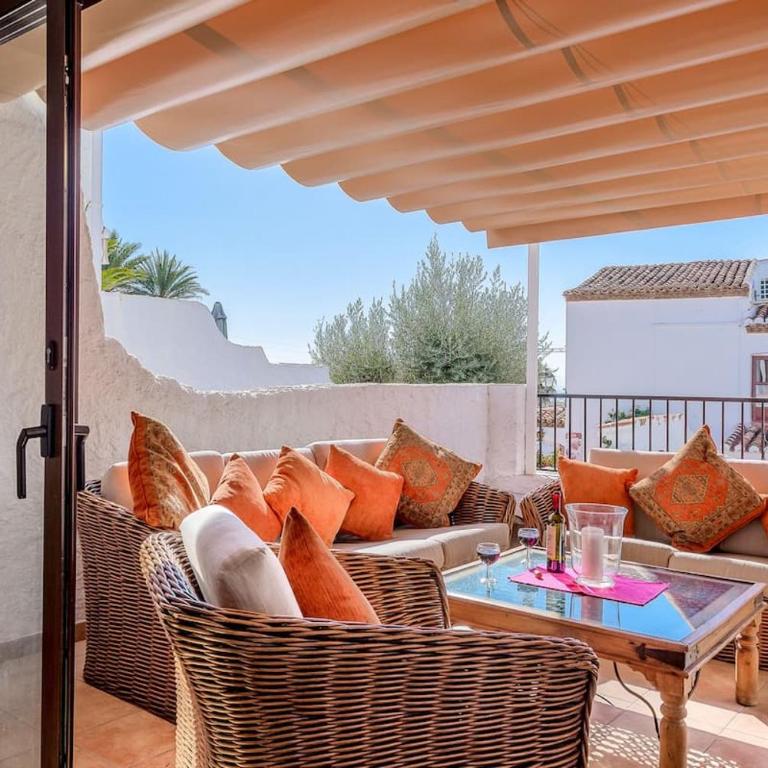 Villa Las violetas with 2 communal pools - Casa - 12