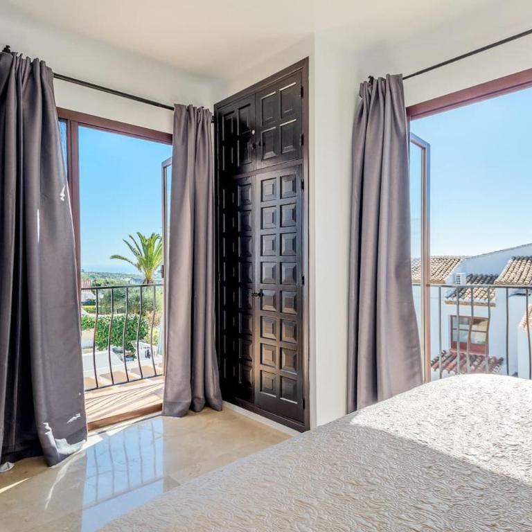 Villa Las violetas with 2 communal pools - Casa - 21
