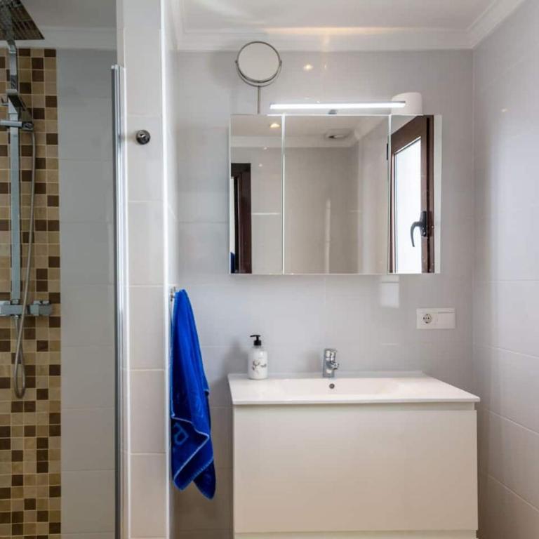 Villa Las violetas with 2 communal pools - Casa - 25