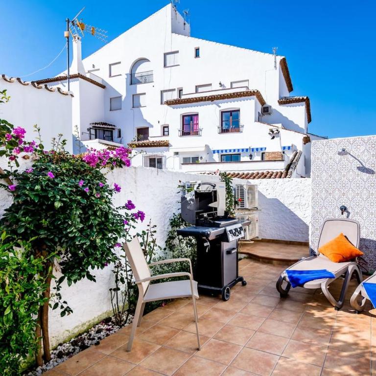 Villa Las violetas with 2 communal pools - Casa - 32