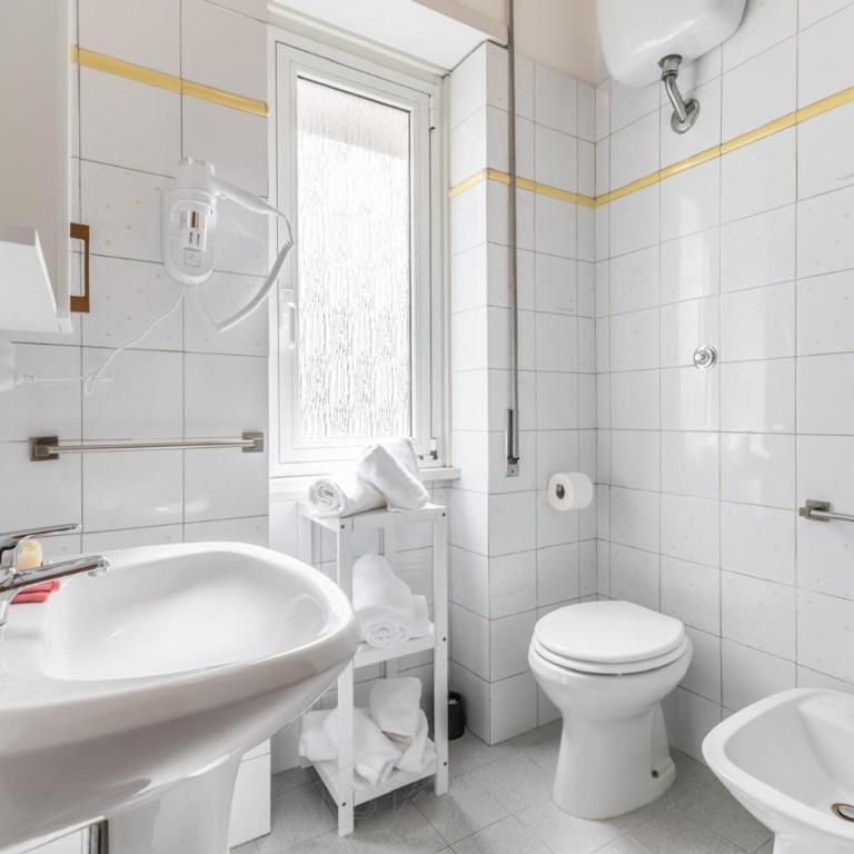 Guest House Ionio - Camera Matrimoniale con Bagno in Comune - 2