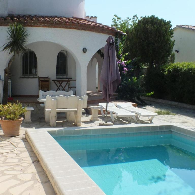 Villa con piscina privada y jardín cerrado en Castelló d'Empúries, ideal para 6-8 personas - ES-204-1 - Villa - 1