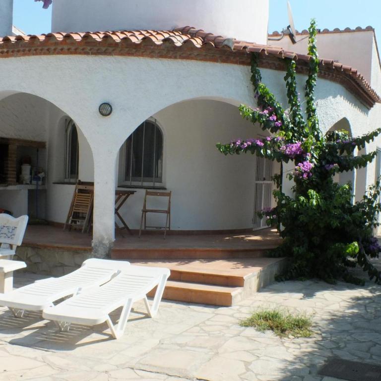 Villa con piscina privada y jardín cerrado en Castelló d'Empúries, ideal para 6-8 personas - ES-204-1 - Villa - 9