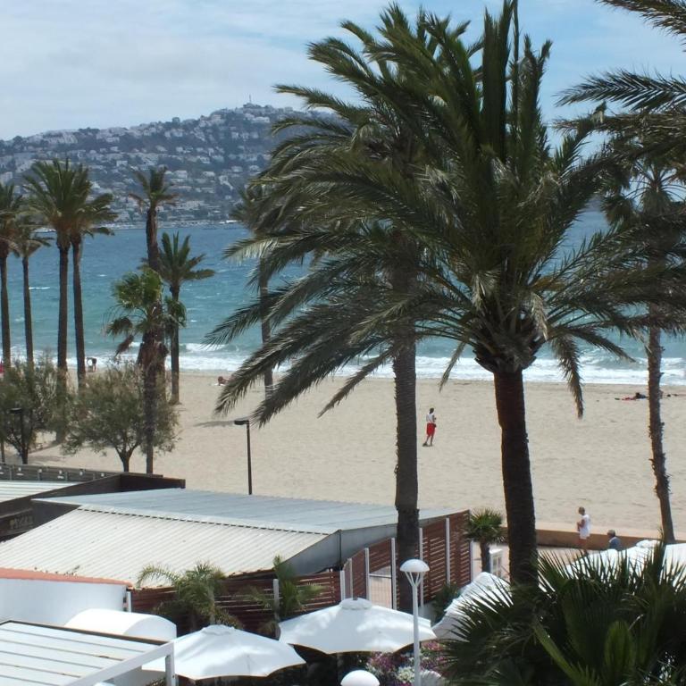 Apartamento en Roses: Terraza, Piscina, 6 Pers. - ES-204-74 - Apartment - 6