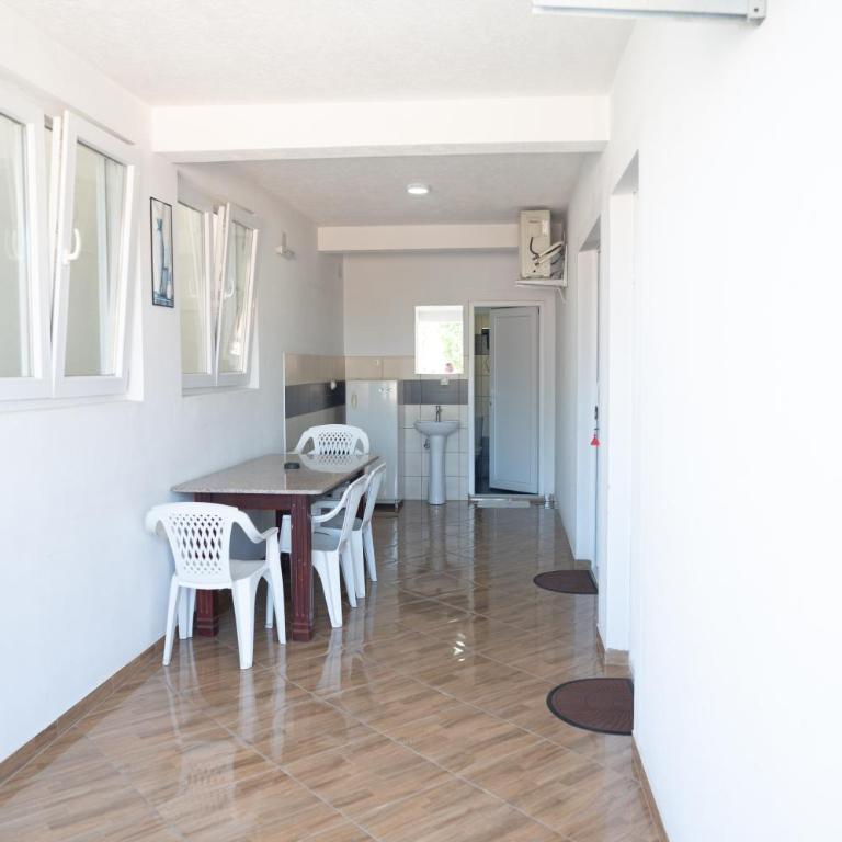 Vukli Apartments - Two-Bedroom Apartment with Balcony - 2