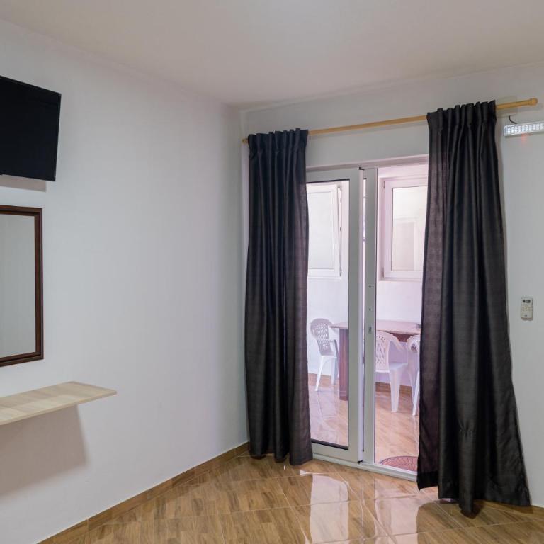 Vukli Apartments - Two-Bedroom Apartment with Balcony - 10