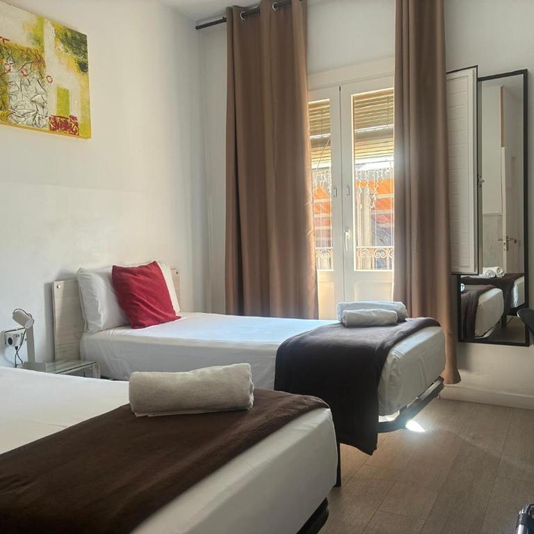 Hostal la Palmera - Twin Room with Shared Bathroom and Private Shower - 1