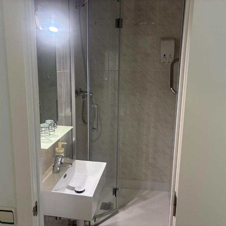 Hostal la Palmera - Twin Room with Shared Bathroom and Private Shower - 14