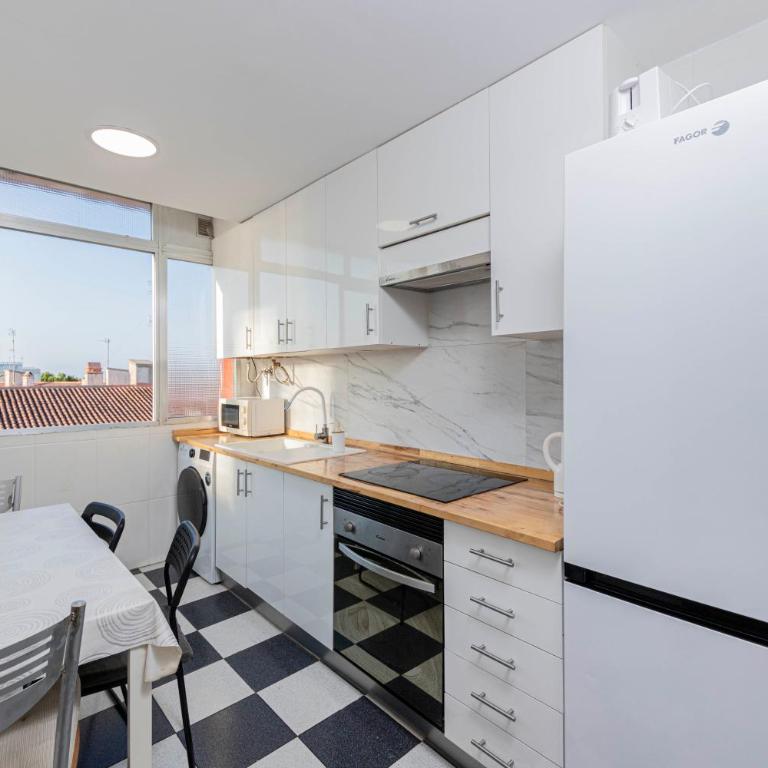 Apartamento en el Cabanyal enfrente de la Marina Real - Three-Bedroom Apartment - 14