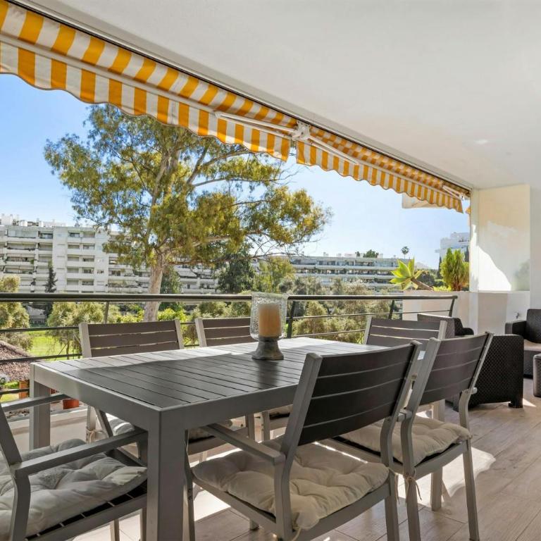 Apartamento en Guadalmina con vistas al golf - Two-Bedroom Apartment - 2