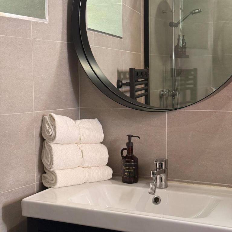 Le Peyrou - Elegant One-Bedroom Apartment for up to 4 Guests - Free Parking - Air Conditioning - Prime City Center Location - Apartment - 4