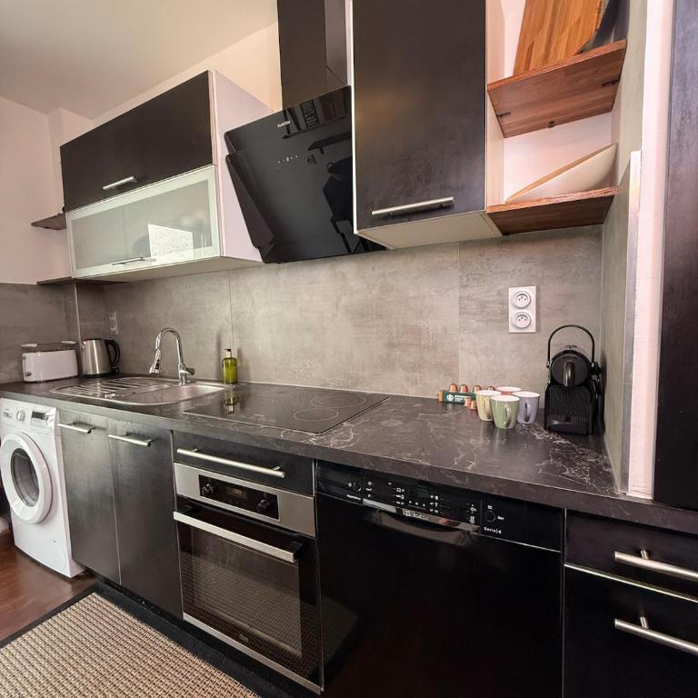 Le Peyrou - Elegant One-Bedroom Apartment for up to 4 Guests - Free Parking - Air Conditioning - Prime City Center Location - Apartment - 7