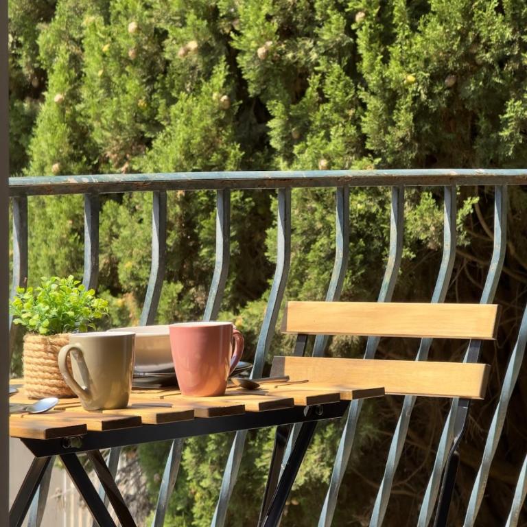 Le Peyrou - Elegant One-Bedroom Apartment for up to 4 Guests - Free Parking - Air Conditioning - Prime City Center Location - Apartment - 3