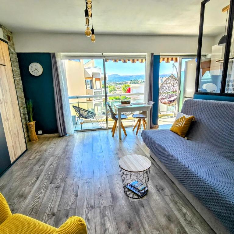 Beachfront - Panoramic View - Balkony - AC - Studio avec Lit King-Size - 9