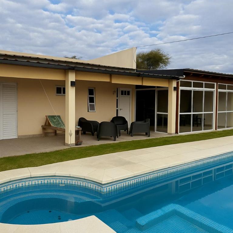 Gran casa con piscina en Gualeguaychú - Casa de 3 dormitorios - 2