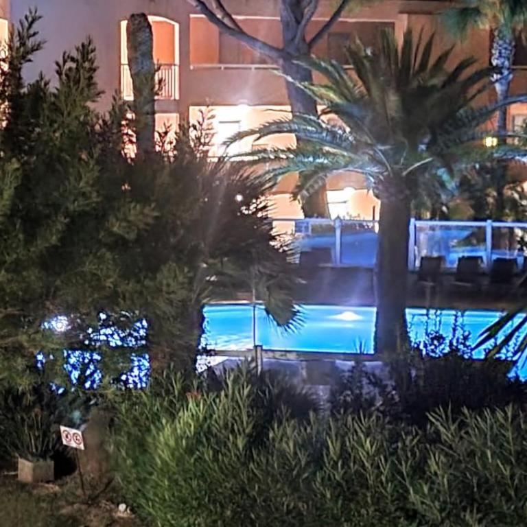 Beau T2 à Golfe-Juan vue piscines parc tropical Résidence du Golf proches plages - Apartment mit 1 Schlafzimmer - 35