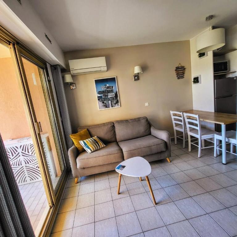 Beau T2 à Golfe-Juan vue piscines parc tropical Résidence du Golf proches plages - Apartment mit 1 Schlafzimmer - 34