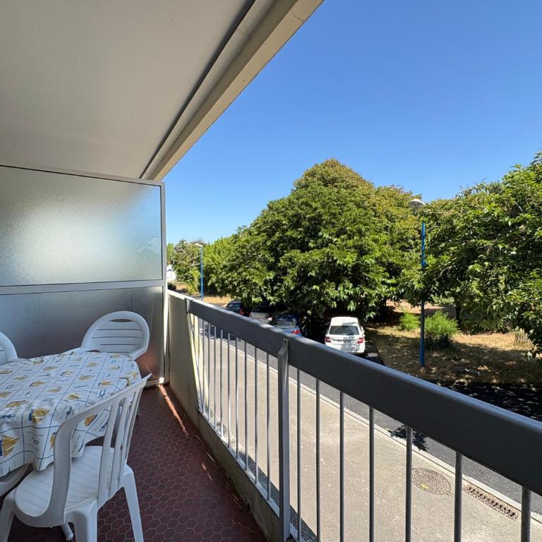 Bel appartement à St Jean de Monts avec balcon et parking, proche plage et commerces - FR-1-323-585 - Apartment - 3