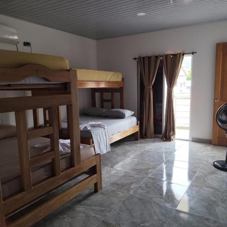 Habitaciones con wifi a 5 minutos de la playa - Habitación Familiar con balcón - 5